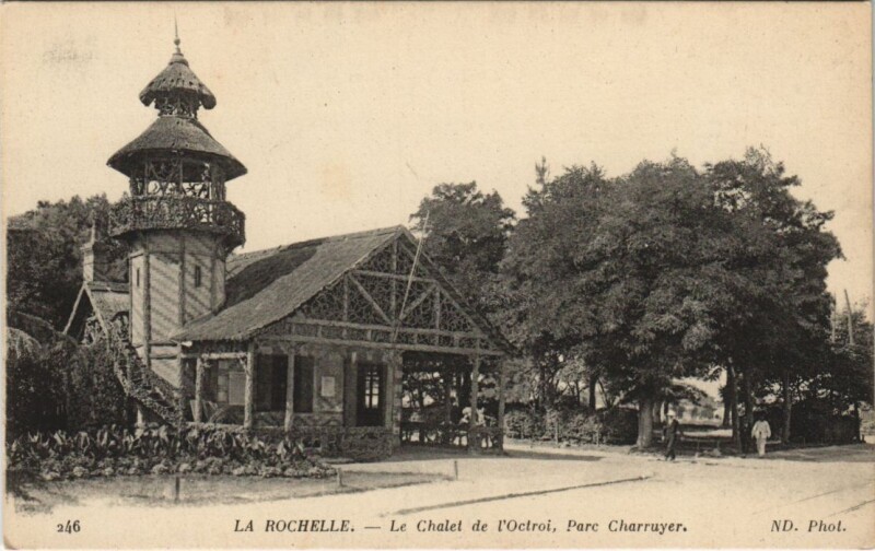 Carte postale ancienne La Rochelle-Le Chalet de l'Octroi Parc Charruyer à La Rochelle