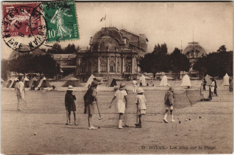 Carte postale ancienne Royan-Les Jeux sur la Plage à Royan