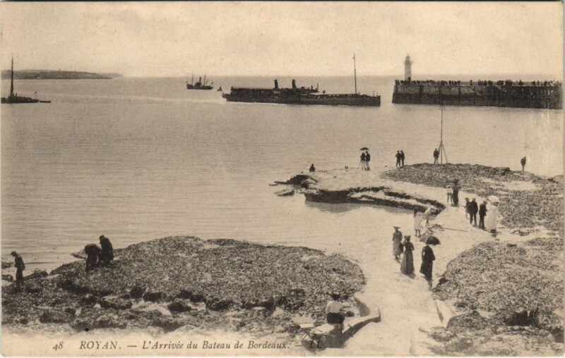 Carte postale ancienne Royan-L'Arrivée du Bateau de Bordeaux à Royan