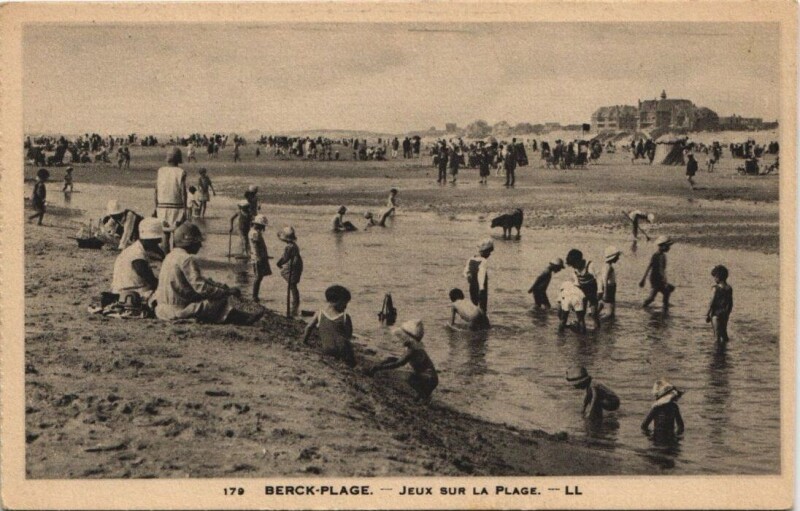 Carte postale ancienne Berck-Plage-Jeux sur la Plage à Berck