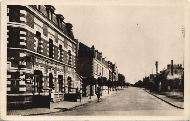 Carte postale ancienne Bapaume-Avenue de la République à Bapaume