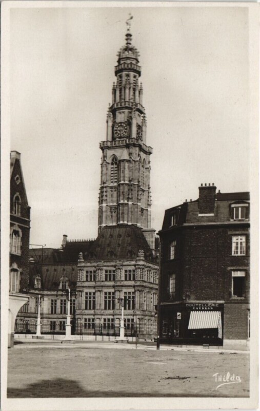 Carte postale ancienne Arras-Place de la Vacquerie à Arras