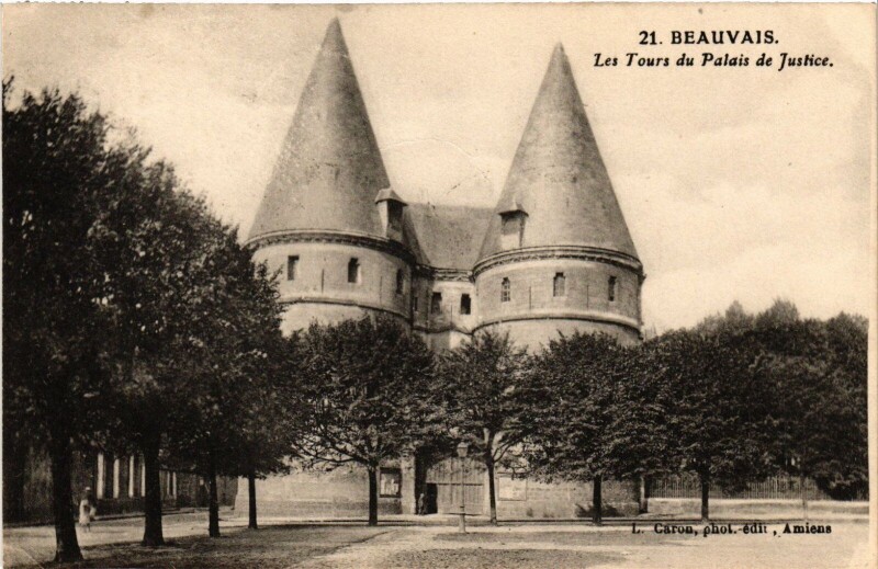Carte postale ancienne Beauvais Les Tours du Palais de Justice France à Beauvais