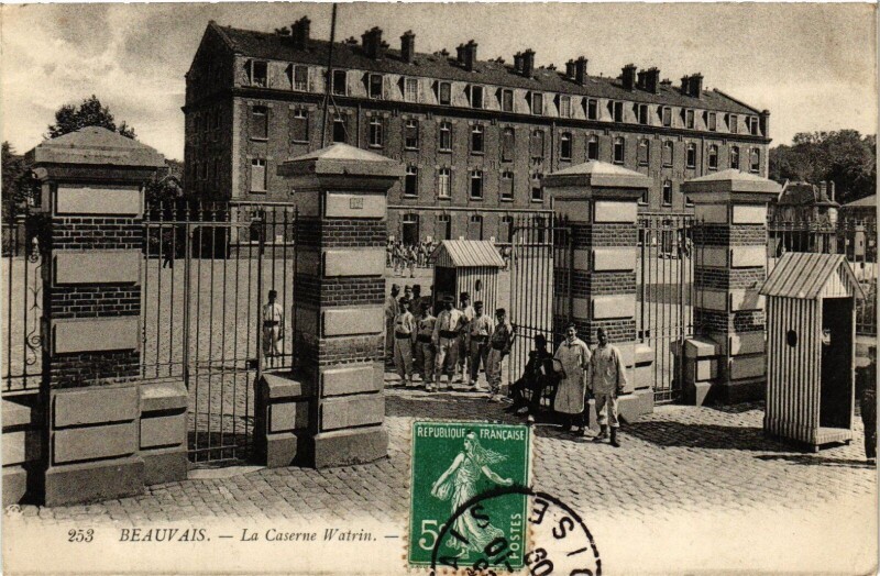 Carte postale ancienne Beauvais La Caserne Watrin France à Beauvais