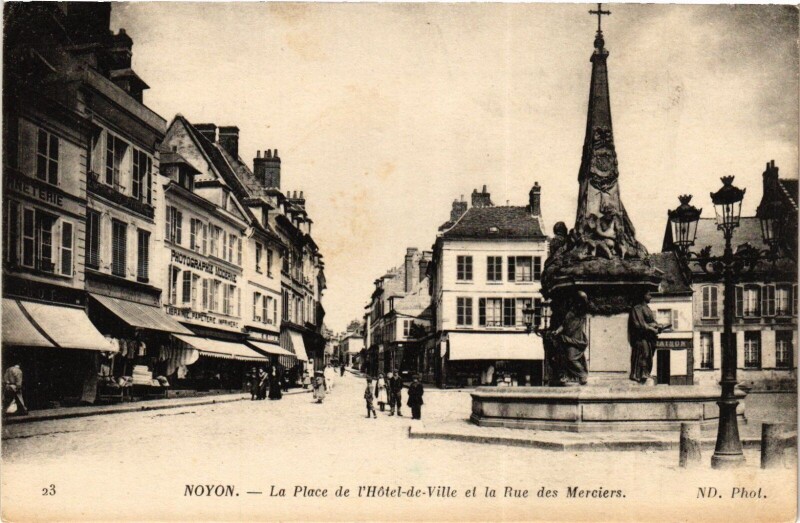 Carte postale ancienne Noyon La Place de l'Hotel de Ville France à Noyon