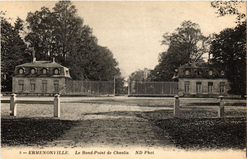 Carte postale ancienne Ermenonville Le Rond-Point de Chaalis France à Ermenonville