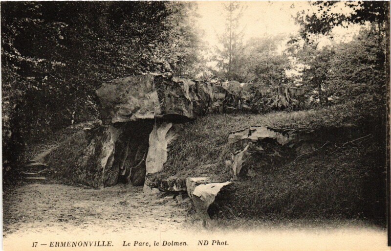Carte postale ancienne Ermenonville Le Parc, le Dolmen France à Ermenonville