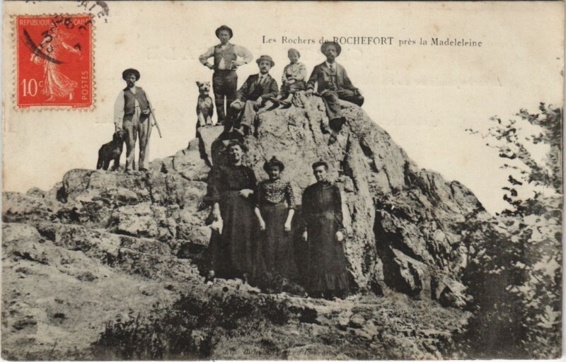 Carte postale ancienne Les Rochers de Rochefort-prés la Madeleleine à Rochefort
