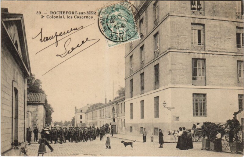 Carte postale ancienne Rochefort-sur-Mer - Colonial les Casernes à Rochefort