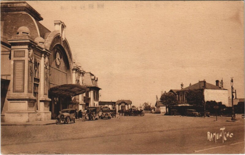 Carte postale ancienne Gare de Rochefort-sur-Mer - Hotel des Messageries à Rochefort