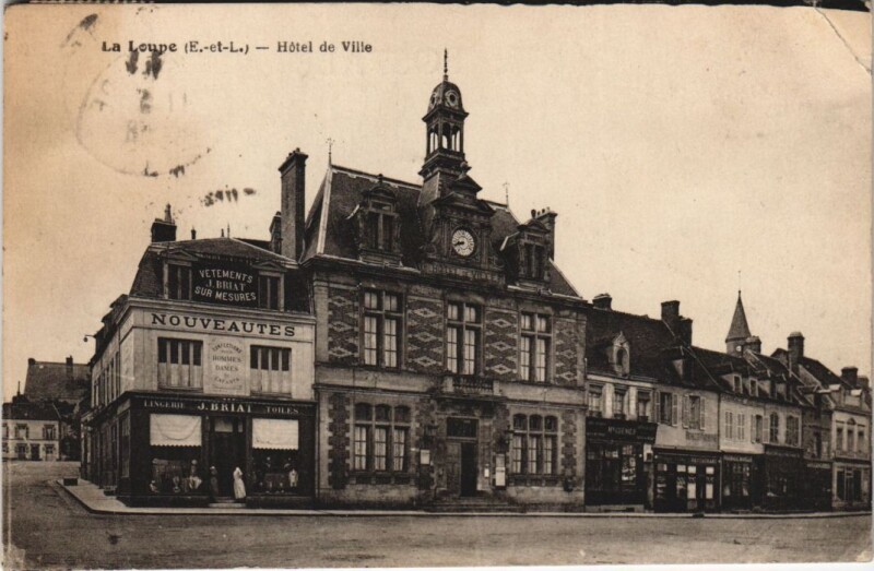 Carte postale ancienne La Loupe - Hotel de Ville à La Loupe