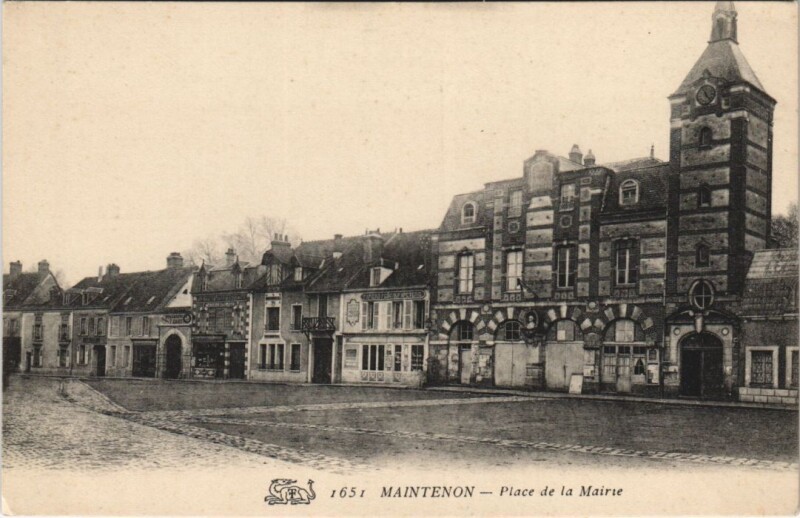 Carte postale ancienne Maintenon - Place de la mairie à Maintenon