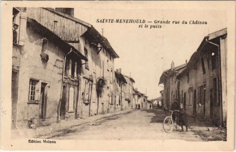 Carte postale ancienne Sainte-Menehould - Grande rue du Chateau et le puils à Sainte-Menehould