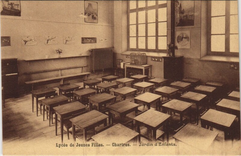 Carte postale ancienne Lycée de Jeunes Filles - Chartres - Jardin d'Enfants à Chartres