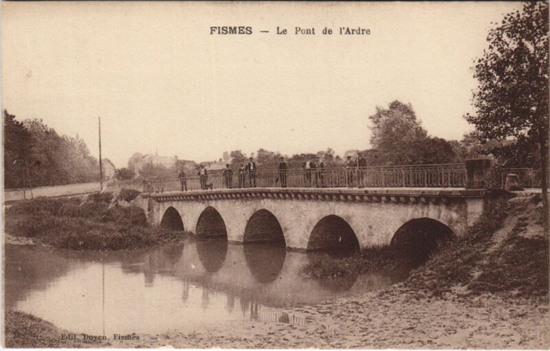 Carte postale ancienne Fismes - Le Pont de l'Ardre à Fismes