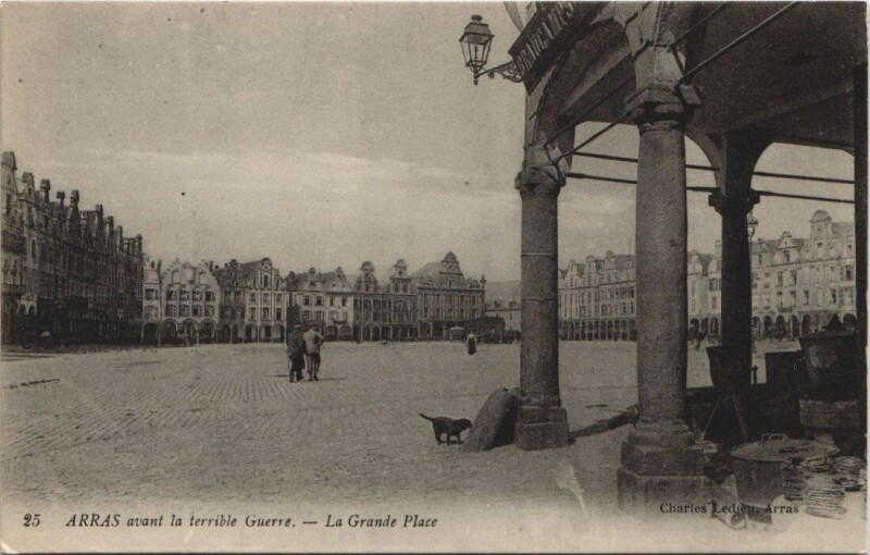 Carte postale ancienne Arras avant la terrible Guerre-La Grande Place à Arras