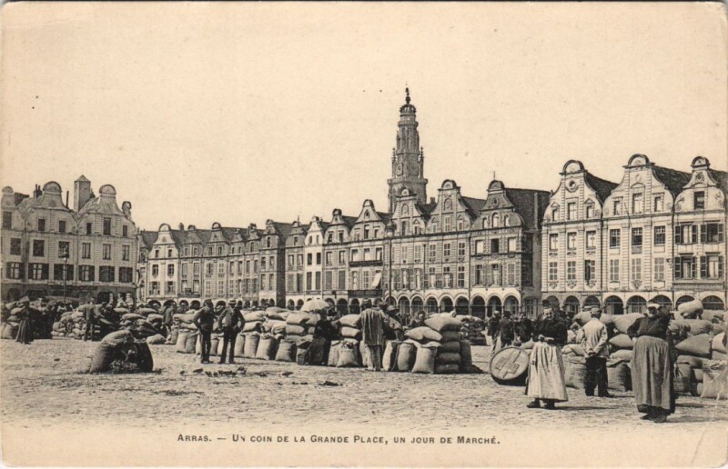 Carte postale ancienne Arras-Un coin de la Grande Place, un jour de Marché à Arras