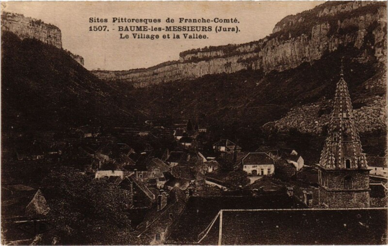 Carte postale ancienne Baume les Messieurs- Le Village et la Vallee France à Baume-les-Messieurs