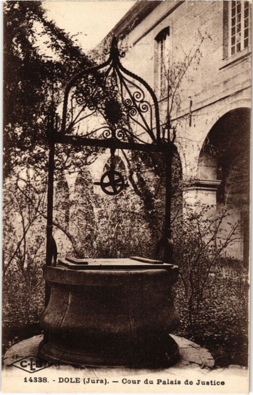 Carte postale ancienne Dole- Cour du Palais de Justice France