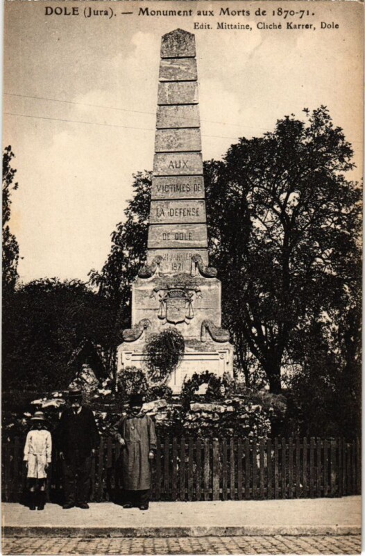 Carte postale ancienne Dole- Monument Aux Morts France
