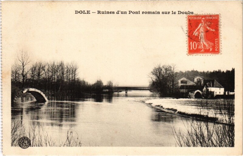 Carte postale ancienne Dole- Ruines d'un Pont Romain sur le Doubs France à Romain