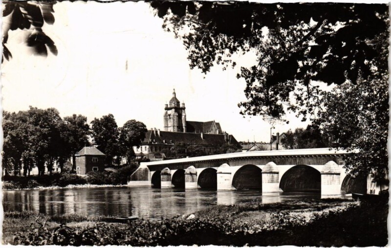 Carte postale ancienne Dole- Le Grand Pont France