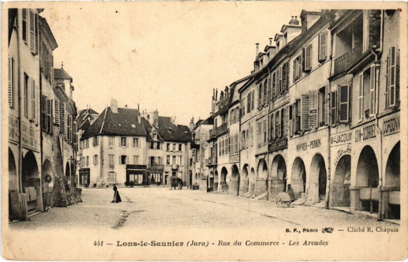 Carte postale ancienne Lons le Saunier- Rue du Commerce, Les Arcades France à Lons-le-Saunier