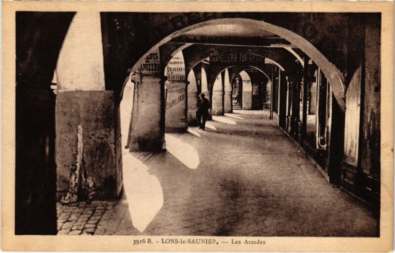 Carte postale ancienne Lons le Saunier- Les Arcades France à Lons-le-Saunier