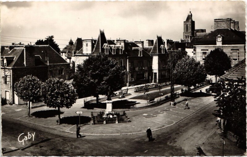 Carte postale ancienne Dol de Bretagne Place du General de Gaulle France à Dol-de-Bretagne
