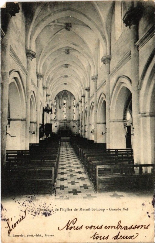 Carte postale ancienne Mesnil-Saint-Loup - Interieur de l'Eglise à Mesnil-Saint-Loup