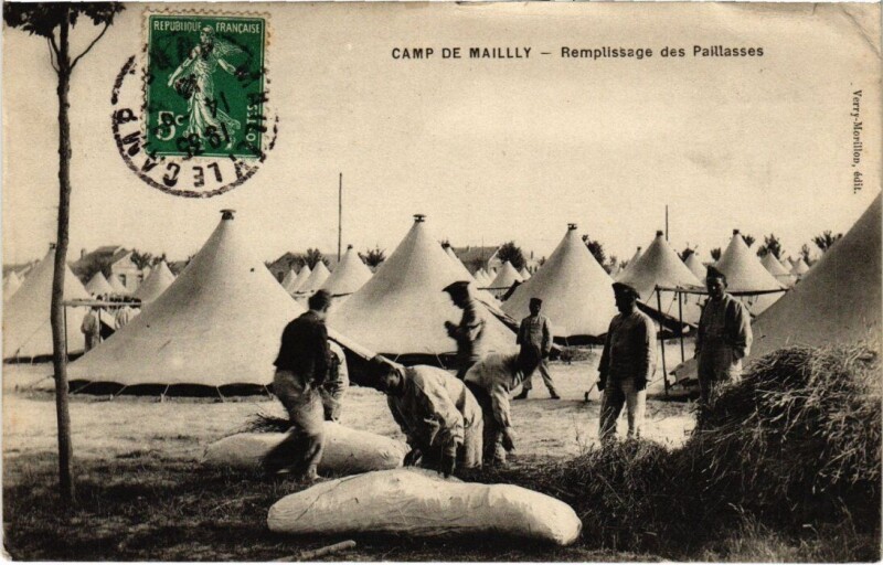 Carte postale ancienne Camp-de-Mailly - Remplissage des Paillasses