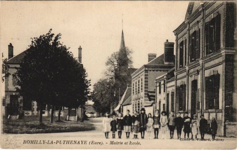Carte postale ancienne Romilly-La-Puthenaye - Mairie et Ecole à Romilly-la-Puthenaye