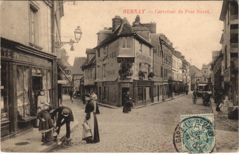 Carte postale ancienne Bernay-Carrefour du Pont Ravet à Bernay