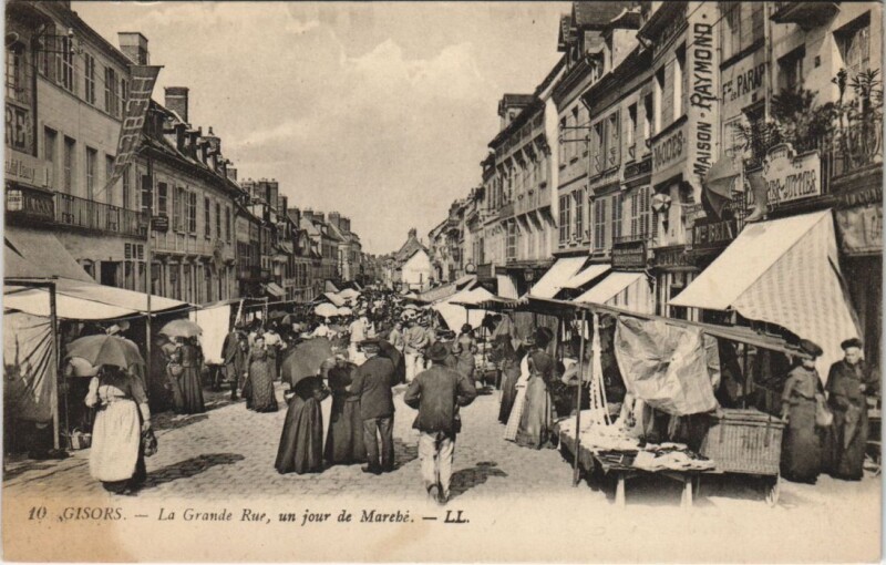 Carte postale ancienne Gisors-La Grande Rue un jour de Marché à Gisors