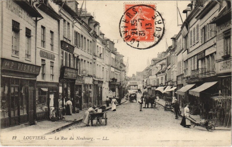 Carte postale ancienne Louviers-La Rue du Neubourg à Louviers