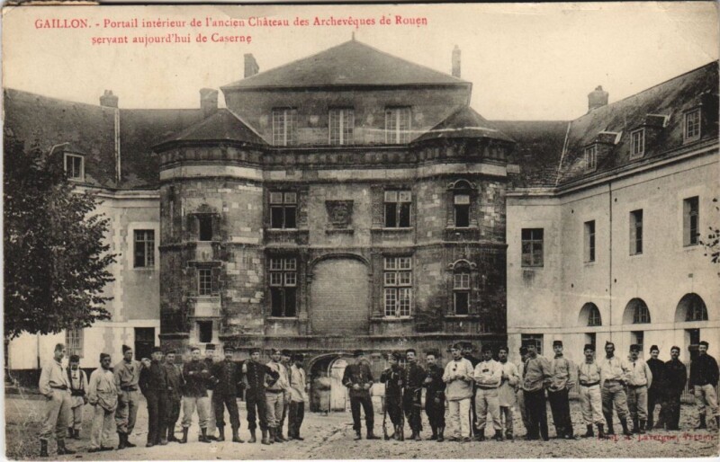 Carte postale ancienne Gaillon-Portail intérieur de l'ancien Chateau des Archevéques à Gaillon