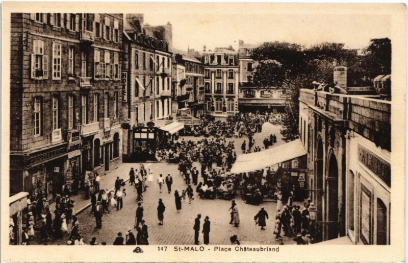 Carte postale ancienne Saint-Malo Place Chateaubriand France à Saint-Malo