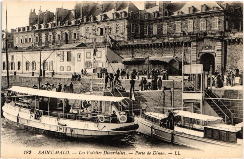 Carte postale ancienne Saint-Malo Les Vedettes Dinardaises France à Dinard