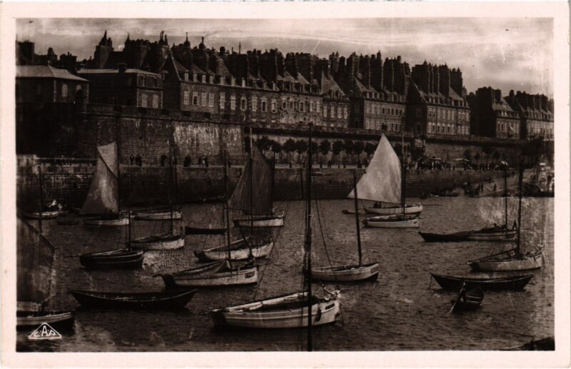 Carte postale ancienne Saint-Malo L'Avant Port et Quai de Dinard France à Dinard