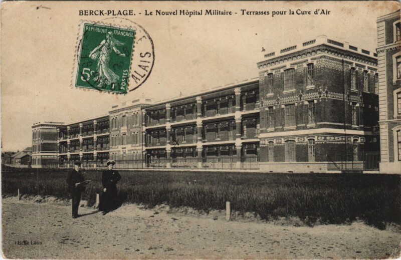 Carte postale ancienne Berck-Plage-Nouvel Hópital Militaire-Terrasses pour la Cure d'Air à Berck