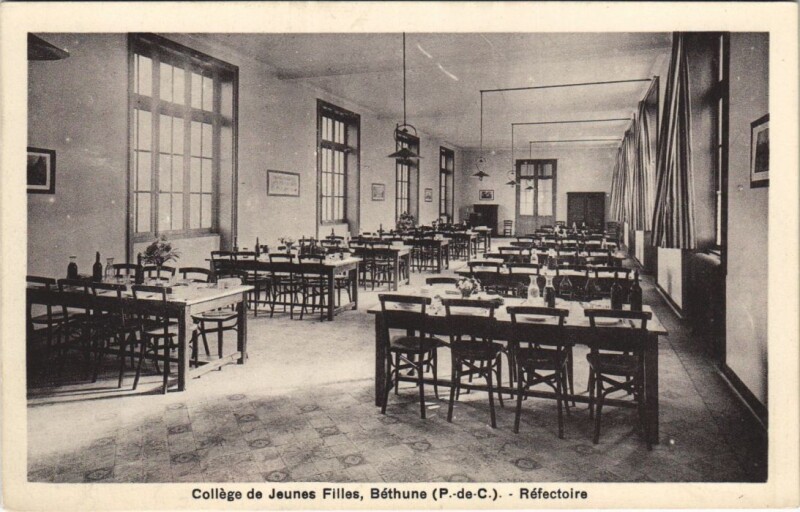 Carte postale ancienne Collége de Jeunes Filles, Béthune-Réfectoire à Béthune