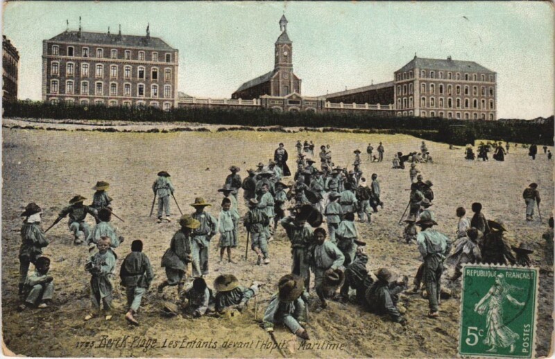Carte postale ancienne Berck-Plage-Les Enfants devant l'Hopital Maritime à Berck