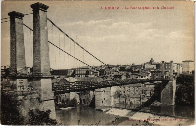 Carte postale ancienne Gaillac Le Pont Suspendu et la Chaussee France à Gaillac
