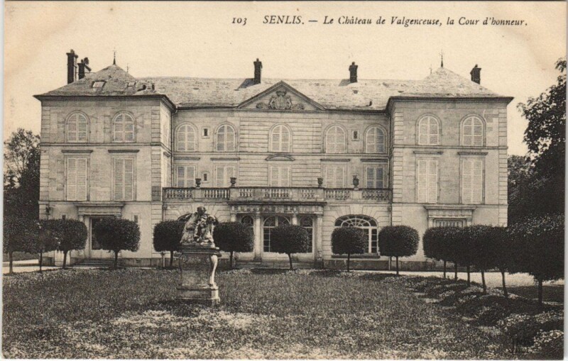 Carte postale ancienne Senlis - Le Chateau de Valgenceuse La Cour D'bonneur à Senlis
