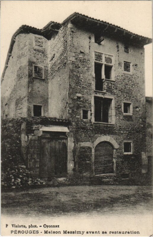 Carte postale ancienne Perouges - Maison Messimy avant sa Restauration