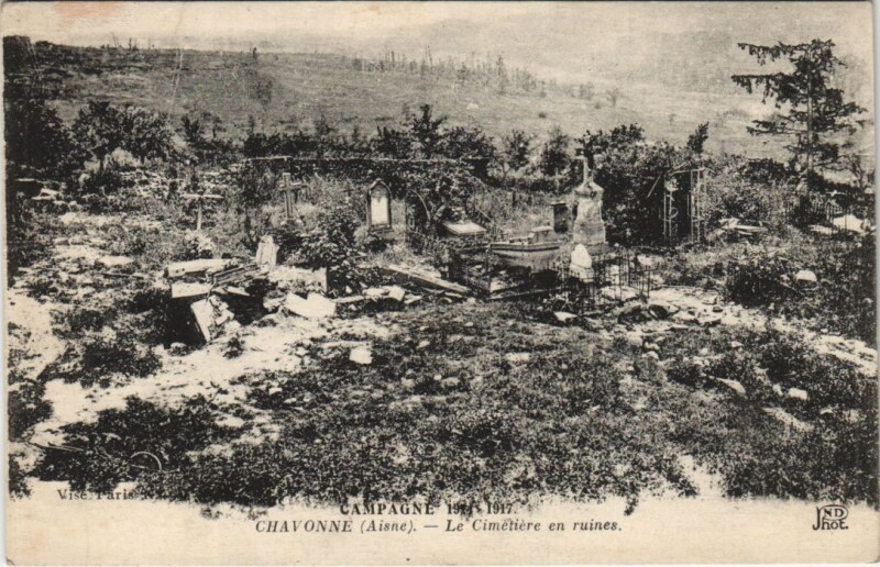 Carte postale ancienne Chavonne - Le Cimetiere en Ruines à Chavonne