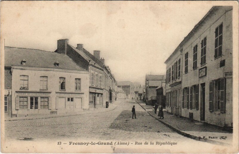 Carte postale ancienne Fresnoy-le-Grand - Rue de la Republique à Fresnoy-le-Grand