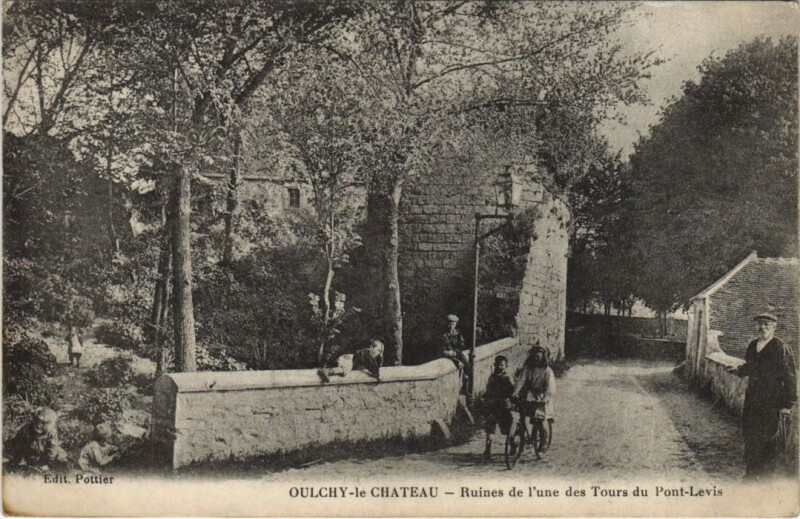 Carte postale ancienne Oulchy-le-Chateau - Ruines de l'une des Tours du Pont-Levis à Oulchy-le-Château