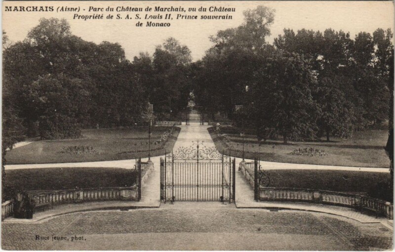 Carte postale ancienne Marchais - Parc du Chateau de Marchais - Vu du Chateau à Marchais