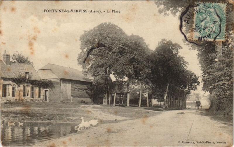 Carte postale ancienne Fontaine-les-Vervins - La Place à Fontaine-lès-Vervins